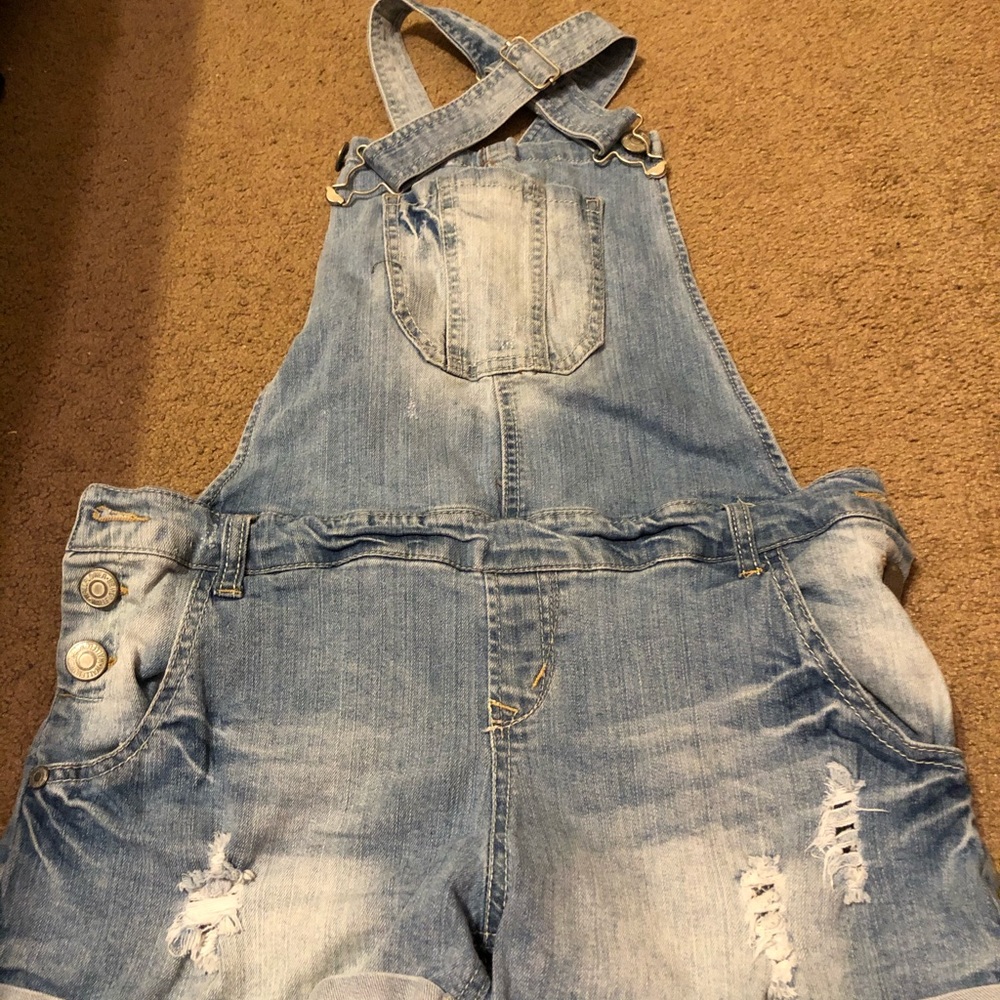 🌟Faded jean short overalls🌟